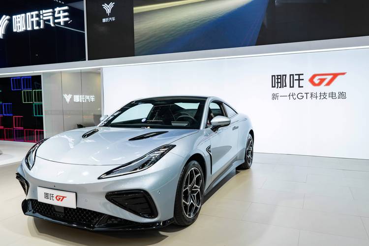 重庆綦江区阳福贝企业管理咨询哪吒汽车在智能汽车领域的表现，领途汽车在新能源汽车市场中的影响力